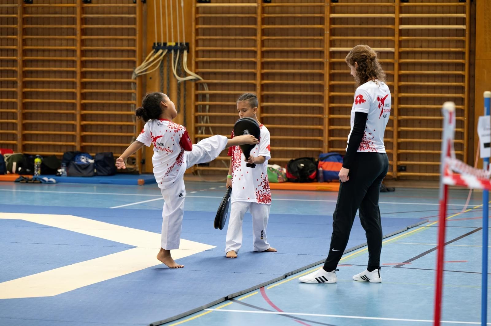 Zwei Kinder Wettkampf Taekwondo
